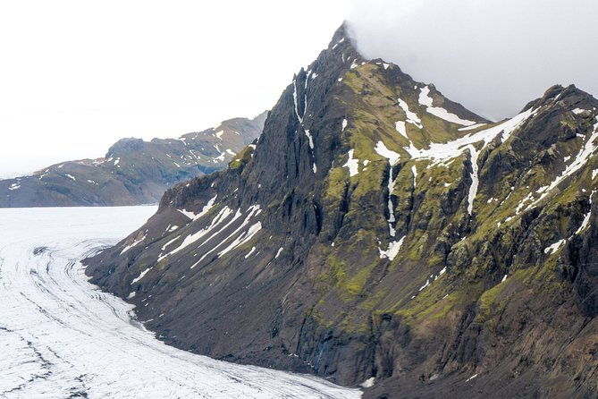 airplane-flight-over-vatnajokull-volcanic-eruption-sites