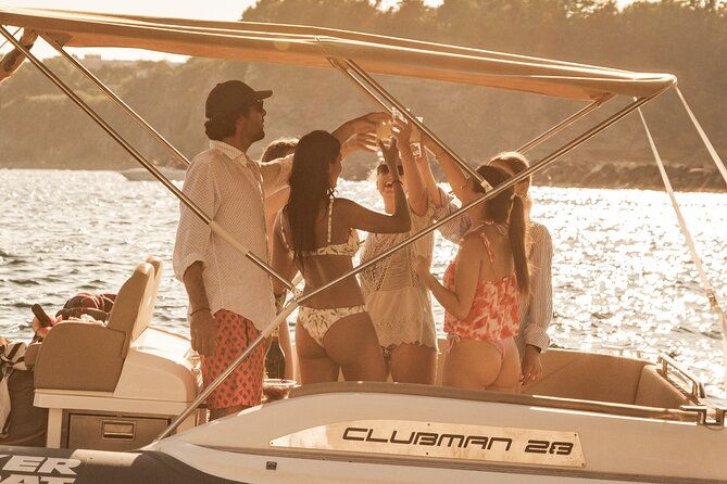 aperitif-on-a-boat-at-sunset-in-the-gulf-of-naples