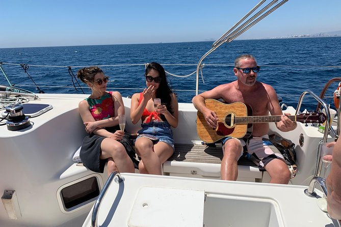 barcelona-private-sailing-tour-with-drinks-for-family-and-friends