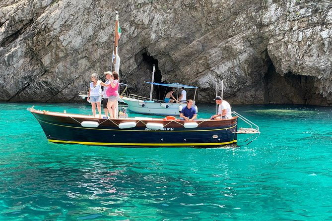 boat-tour-in-capri-italy