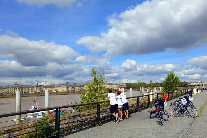 bordeaux-essentials-sightseeing-bike-tour-with-a-local-guide