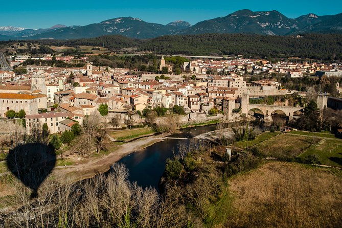 catalonia-hot-air-balloon-ride-and-breakfast-over-the-volcanoes-of-la-garrotxa