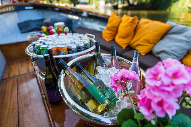 classic-salonboat-tour-in-amsterdam-including-cheese-and-wine