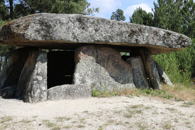 cycle-to-ancient-dolmens-in-azenha-history-theory-folklore-guided-tour