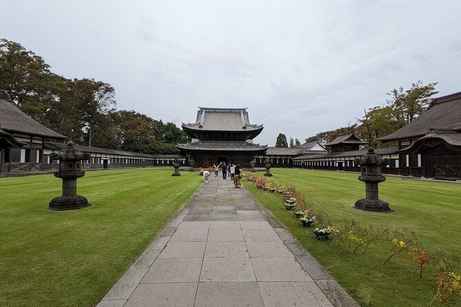 day-tour-from-kanazawa-toyama-snow-wall-and-mysterious-valley