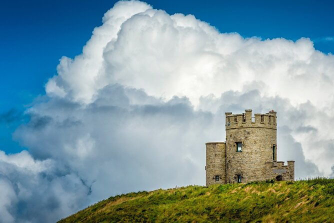 dublin-day-trip-to-cliffs-of-moher-ennis-town-bunratty-castle