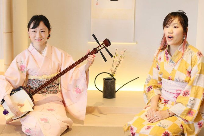 easy-for-everyone-now-you-can-play-handmade-mini-shamisen-and-show-off-to-everyone-musical-instruments-sweets-and-live-music