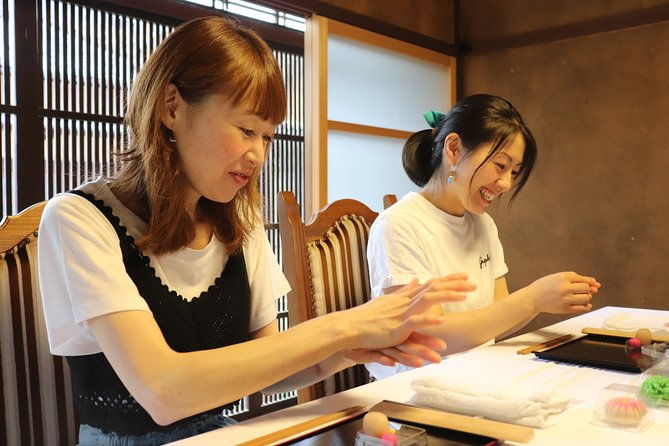 experience-of-making-sweets-taught-by-professionals-local-tour-guide