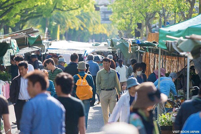 experience-the-energy-of-kochi-sunday-market-tour-includes-kochi-castle