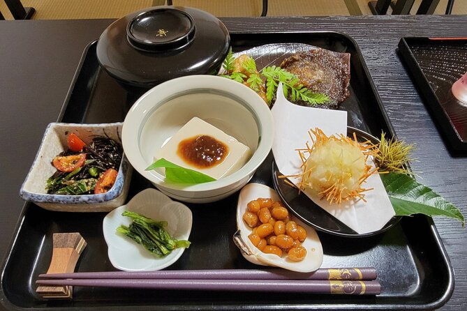 experience-zen-meditation-or-sutra-copying-and-enjoy-vegetarian-food-with-monk