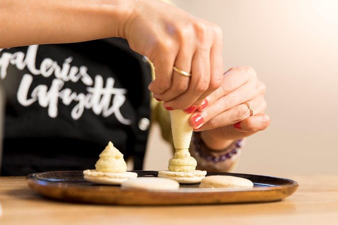 family-experience-macaron-bakery-class-at-galeries-lafayette