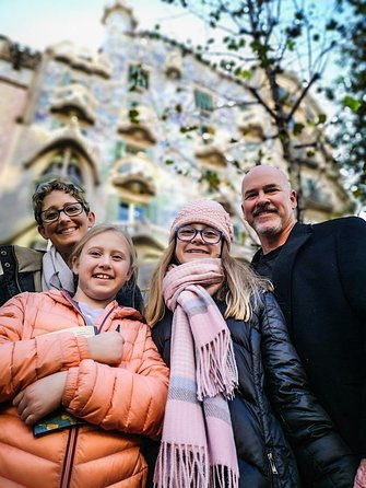 family-private-tour-churros-hot-chocolate-games-in-barcelona
