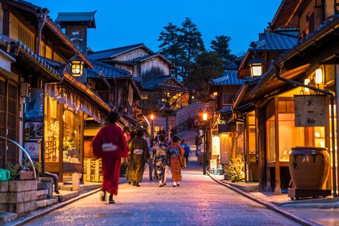 geisha-streets-real-kyoto-magical-night-w-kyoto-snack