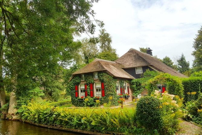 giethoorn-day-trip-from-amsterdam-with-boatride