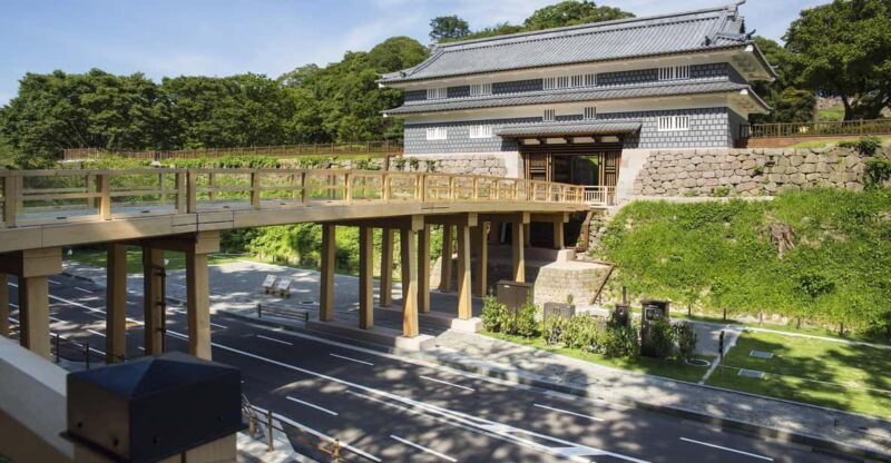 guided-bus-and-walking-tour-of-kanazawa-main-kenrokuen