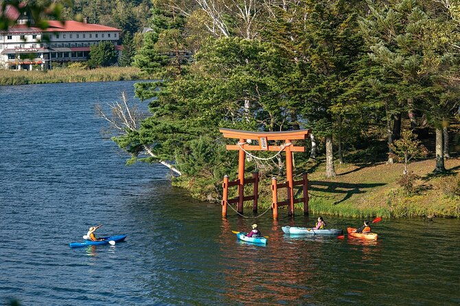 guided-canoe-tour-to-the-springs-and-highlands-of-shirakaba-lake