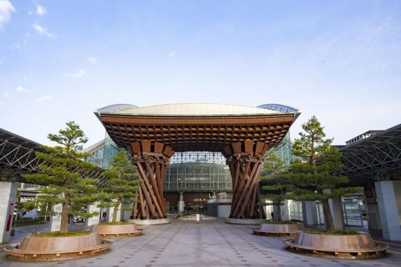 guided-e-bike-and-walking-tour-of-kanazawa-main-kenrokuen