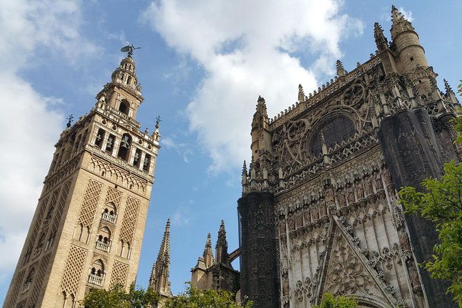 guided-tour-of-santa-cruz-jewish-quarter-alcazar-and-cathedral
