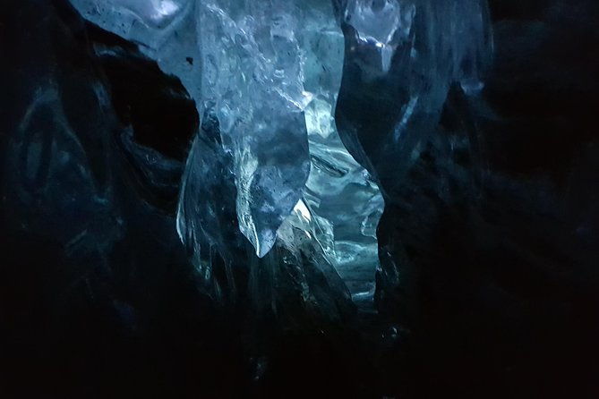half-day-small-group-jokulsarlon-ice-cave-guided-tour