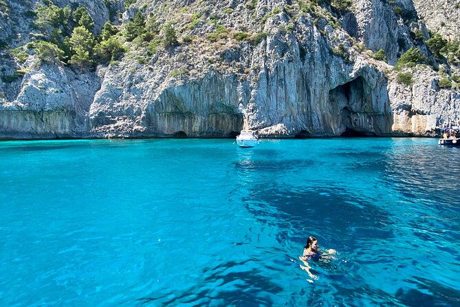 half-day-tour-of-capri-by-private-boat-2