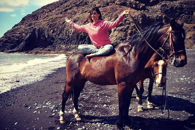 horseback-riding-in-the-sunset-of-famara-beach-lanzarote-spain