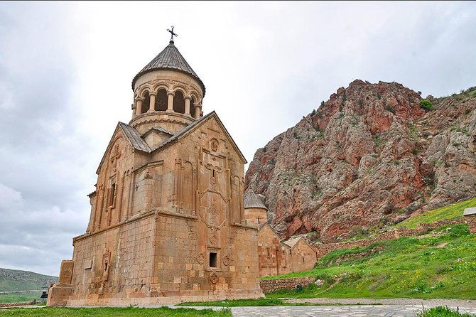 khor-virap-noravank-hin-areni-wine-tour-tasting-and-birds-cave