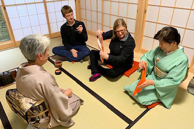 kyoto-tea-ceremony-with-kimono-near-by-daitokuji