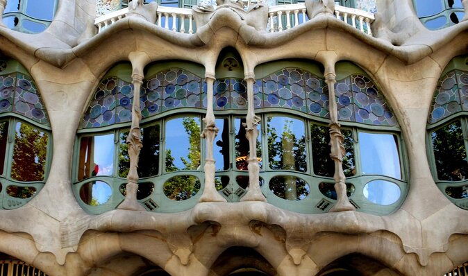 la-pedrera-morning-guided-tour-with-optional-casa-batllo-ticket
