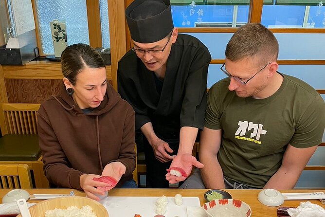 learning-sushi-from-a-professional-sushi-chef-in-osaka