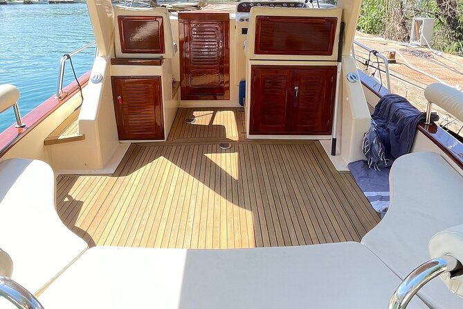 luxury-private-boat-tour-to-elaphiti-islands