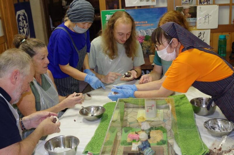 make-oyaki-dumplings-walk-around-zenkoji-temple-in-nagano