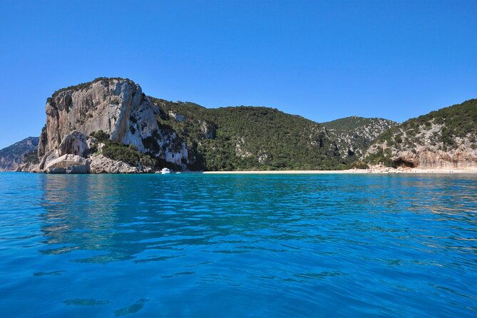 one-day-tour-in-rubber-dinghy-in-the-gulf-of-orosei-with-skipper