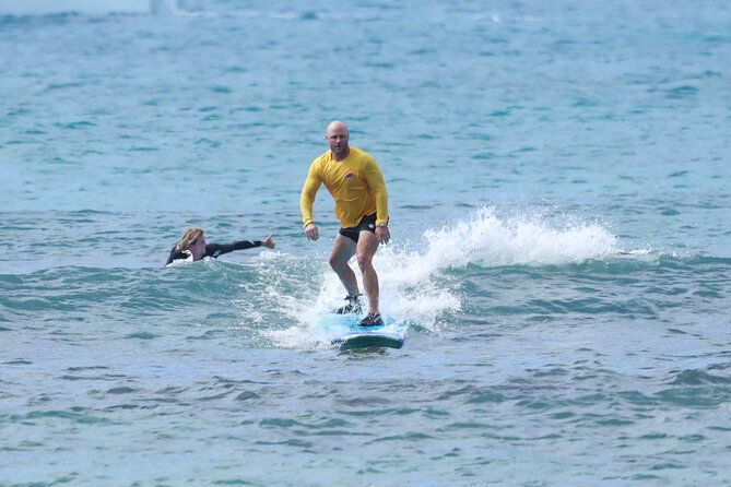 open-group-surfing-lesson-in-waikiki-oahu
