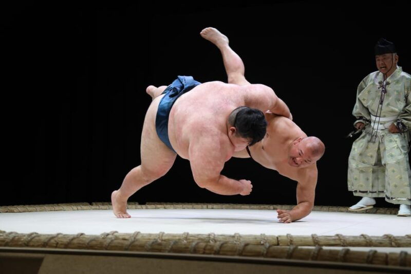 osaka-sumo-stage-show-with-bento-fight-photo-shooting
