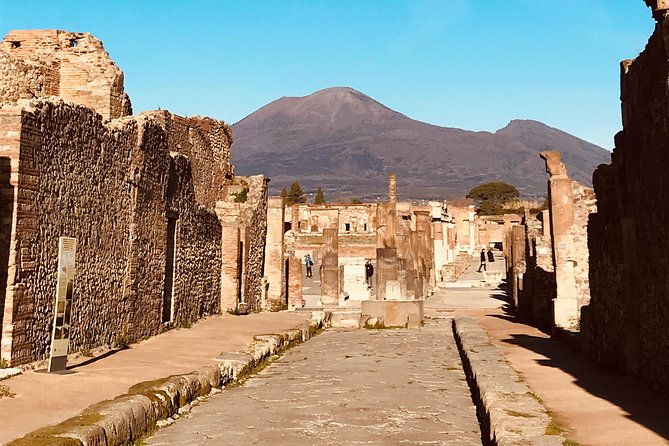 pompeii-exclusive-tour-with-your-archaeologist-in-a-small-group