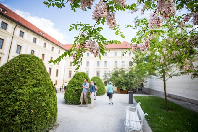 prague-castle-and-canal-river-boat-tour