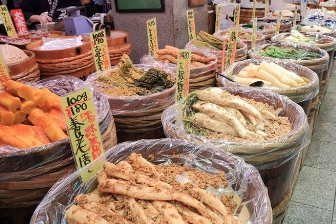 private-fushimi-inari-sightseeing-and-nishiki-food-tour