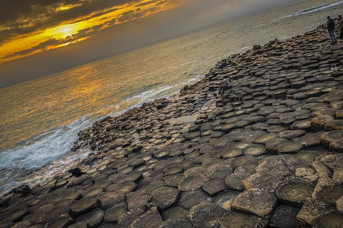 private-giants-causeway-coastal-tour-from-belfast-in-luxury-mercedes