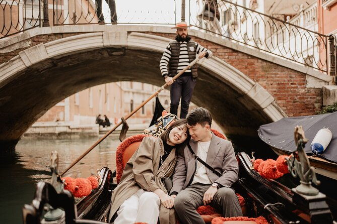 private-gondola-ride-with-professional-photographer-in-venice