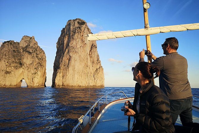 private-island-of-capri-by-boat