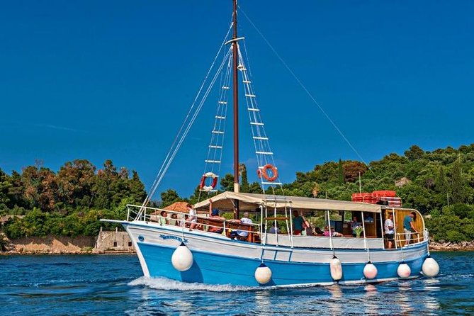rent-a-traditional-wooden-boat-64-pax