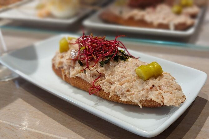 san-sebastian-pintxos-tour-delicious-food-drinks-ambience