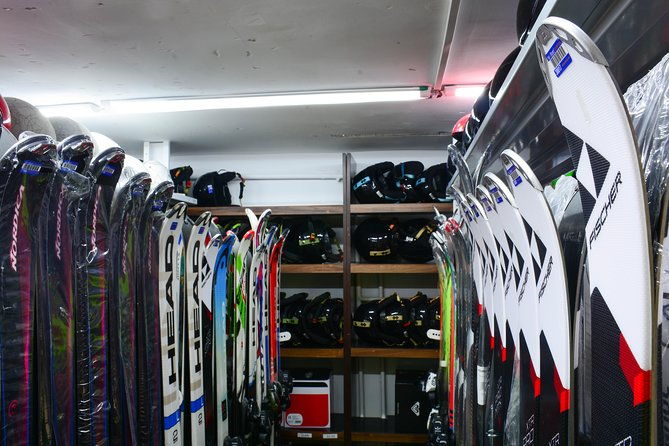 ski-and-snowboard-equipment-rental-in-bansko