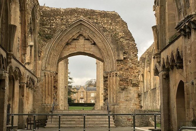 small-group-day-trip-to-stonehenge-glastonbury-and-avebury-from-london