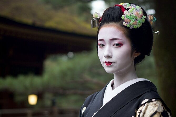 small-group-walking-tour-in-gion-at-night-with-sake-in-hand