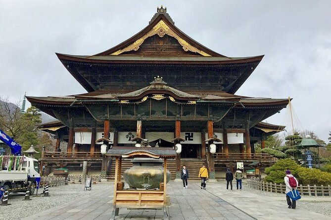 snow-monkey-park-zenkoji-temple-nagano-pvt-full-day-tour