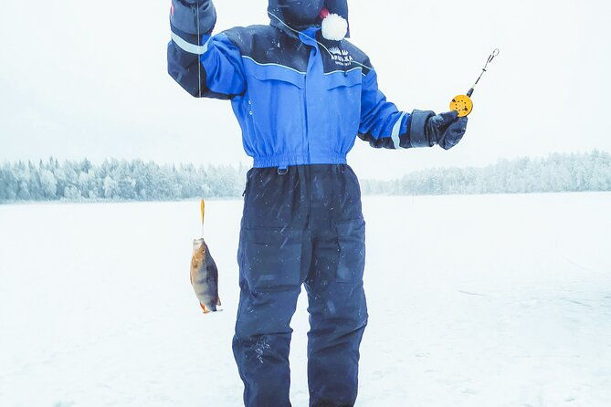 snowmobiling-and-ice-fishing-in-apukka-resort-rovaniemi