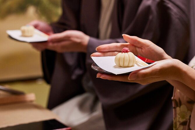 sweets-making-kimono-tea-ceremony-at-kyoto-maikoya-gion