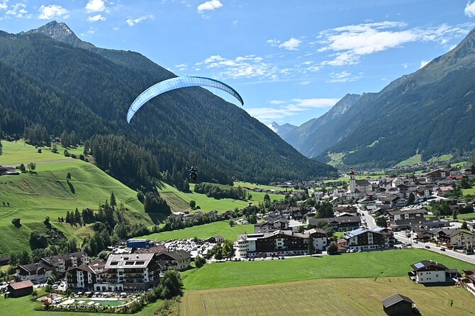 tandem-paragliding-in-the-stubai-valley-near-innsbruck