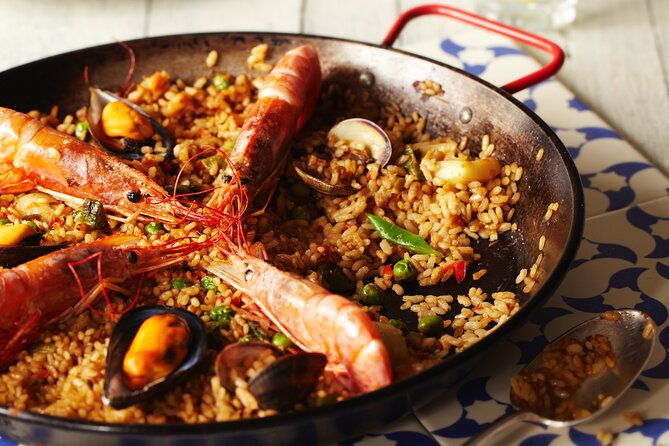barcelona-paella-cooking-class-overviewing-las-ramblas